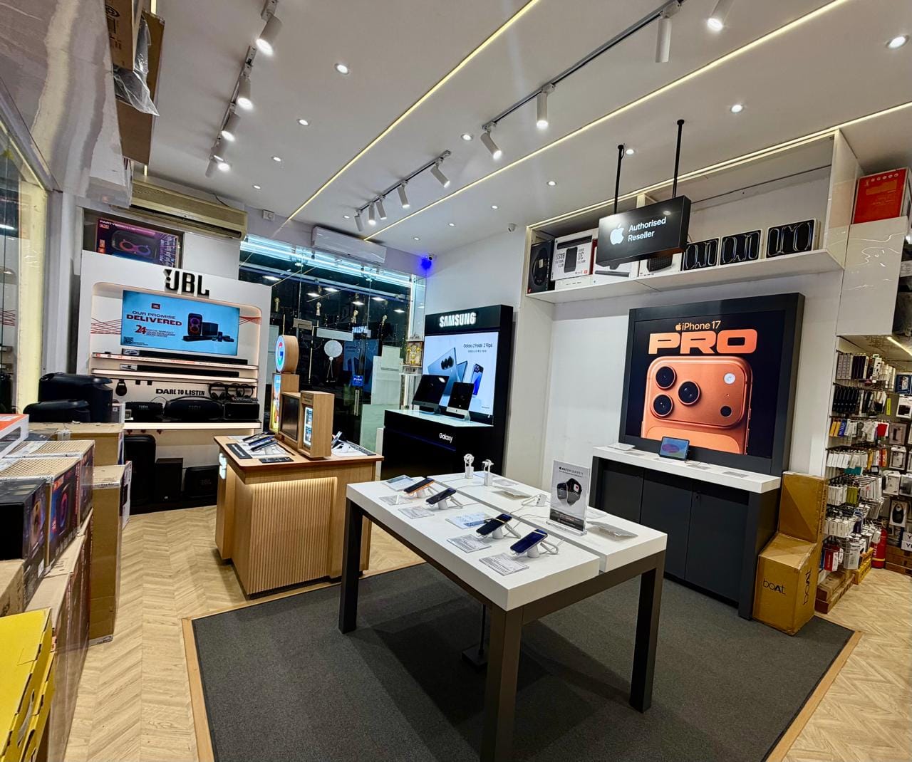 iZone Digital Mobile Store Andheri West